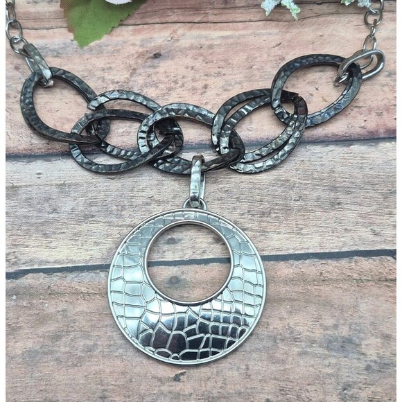 Chico's Hammered Link Textured Circle Pendant Necklace 20" Statement Piece - Picture 7 of 9